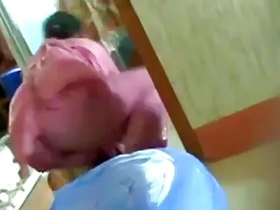 നീലക്കണ്ണുകളുള്ള ബ്ളോണ്ട് MILF ഒരു വലിയ ഇളം കോഴിയെ മുലകുടിക്കുന്നു
