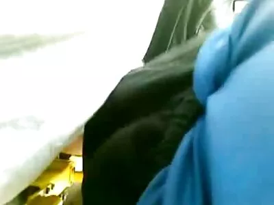 പോണിടെയിൽഡ് ബേബ് അവളുടെ ചീഞ്ഞ പൂറ്റിൽ ആധിപത്യം പുലർത്തുന്നു