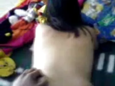 വീട്ടുമുറ്റത്ത് തുരന്ന് കളിക്കുന്ന കൗമാരക്കാരി